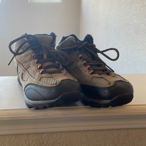 Boys ozark trail boots size 3